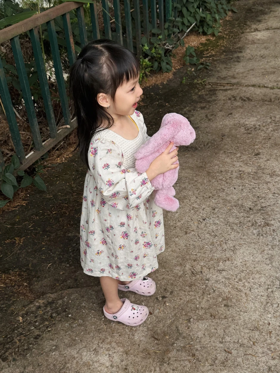 Cháu gái đại gia nghìn tỷ ngành nhựa tuổi lên 4 càng lớn càng xinh yêu, được mẹ Joyce Phạm diện váy hoa nhí cực điệu Cháu gái đại gia nghìn tỷ ngành nhựa tuổi lên 4 càng lớn càng xinh yêu, được mẹ Joyce Phạm diện váy hoa nhí cực điệu
