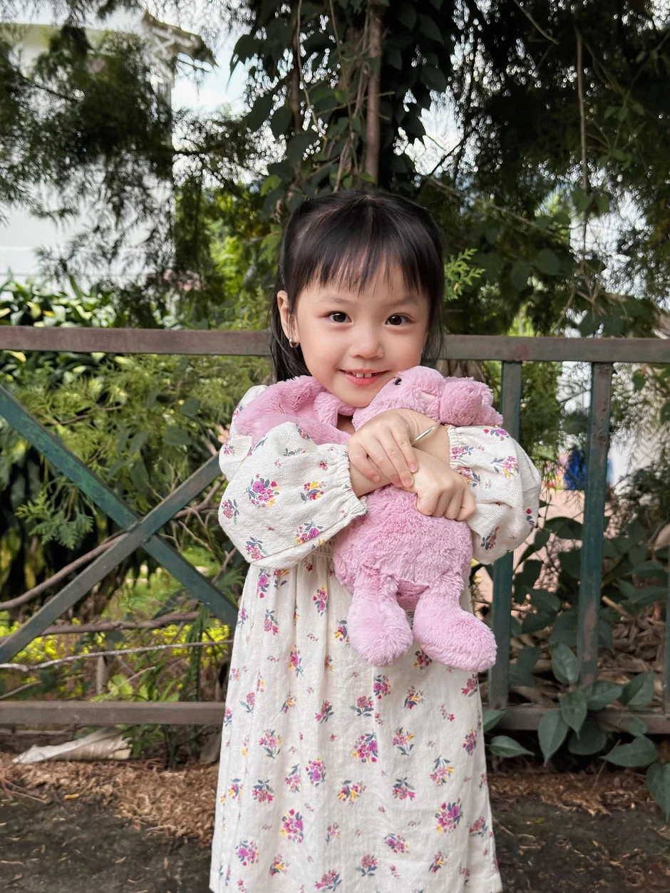 Cháu gái đại gia nghìn tỷ ngành nhựa tuổi lên 4 càng lớn càng xinh yêu, được mẹ Joyce Phạm diện váy hoa nhí cực điệu Cháu gái đại gia nghìn tỷ ngành nhựa tuổi lên 4 càng lớn càng xinh yêu, được mẹ Joyce Phạm diện váy hoa nhí cực điệu