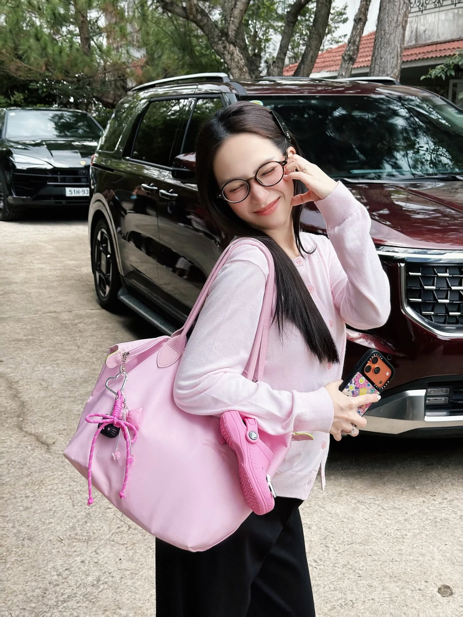 Cháu gái đại gia nghìn tỷ ngành nhựa tuổi lên 4 càng lớn càng xinh yêu, được mẹ Joyce Phạm diện váy hoa nhí cực điệu Cháu gái đại gia nghìn tỷ ngành nhựa tuổi lên 4 càng lớn càng xinh yêu, được mẹ Joyce Phạm diện váy hoa nhí cực điệu