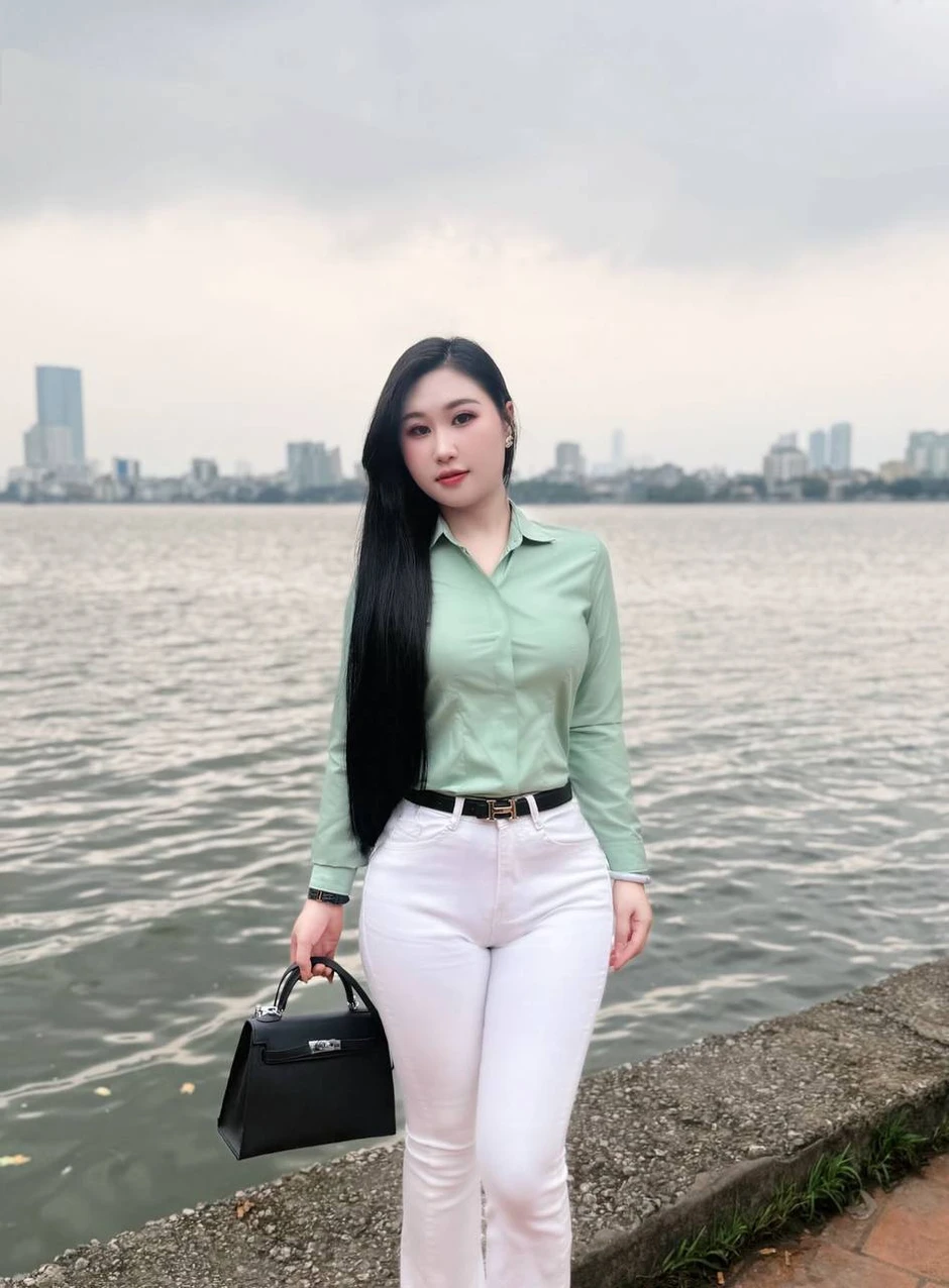 Chị chồng "bị toxic nhất cõi mạng" nói gì về bức ảnh đứng xen giữa em trai và em dâu, chuyện sửa ảnh quá đà thì sao? Chị chồng "bị toxic nhất cõi mạng" nói gì về bức ảnh đứng xen giữa em trai và em dâu, chuyện sửa ảnh quá đà thì sao?