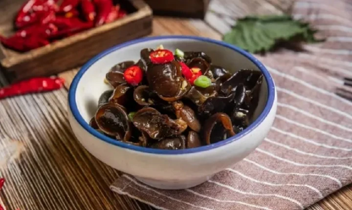 Chỉ ngâm mộc nhĩ trong nước, coi chừng bạn đang ăn phải trứng côn trùng Chỉ ngâm mộc nhĩ trong nước, coi chừng bạn đang ăn phải trứng côn trùng