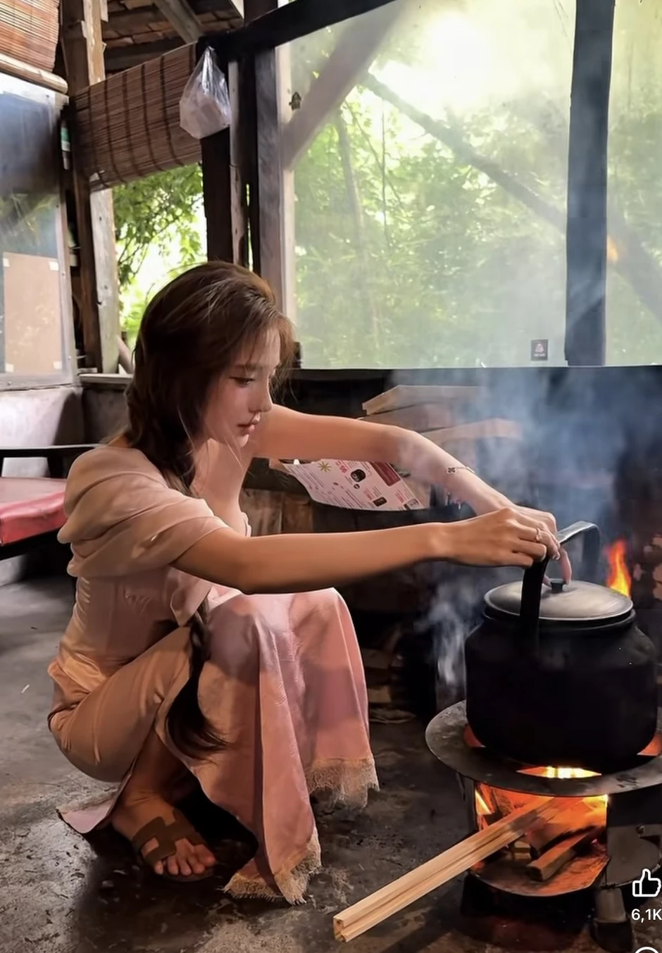 Chỉ ngồi ăn khoai, hot girl cũng nhận được cơn mưa lời khen có cánh Chỉ ngồi ăn khoai, hot girl cũng nhận được cơn mưa lời khen có cánh