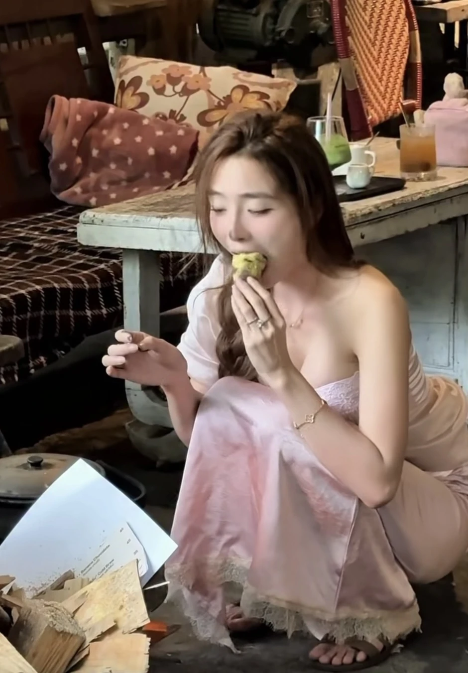 Chỉ ngồi ăn khoai, hot girl cũng nhận được cơn mưa lời khen có cánh Chỉ ngồi ăn khoai, hot girl cũng nhận được cơn mưa lời khen có cánh