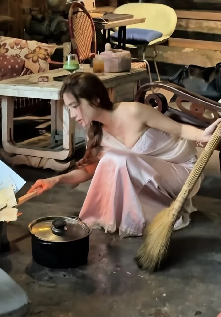Chỉ ngồi ăn khoai, hot girl cũng nhận được cơn mưa lời khen có cánh Chỉ ngồi ăn khoai, hot girl cũng nhận được cơn mưa lời khen có cánh