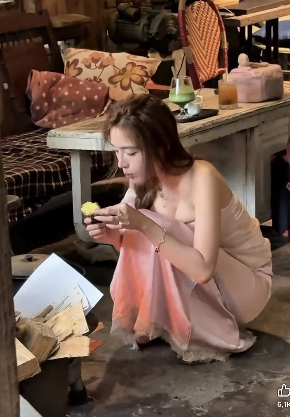 Chỉ ngồi ăn khoai, hot girl cũng nhận được cơn mưa lời khen có cánh Chỉ ngồi ăn khoai, hot girl cũng nhận được cơn mưa lời khen có cánh