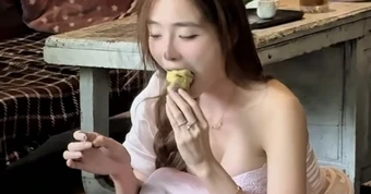 Chỉ ngồi ăn khoai, hot girl cũng nhận được cơn mưa lời khen có cánh
