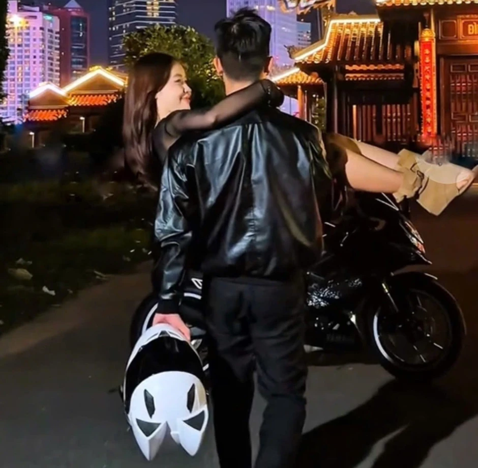 Chi tiền thuê 'nam thần' đi chơi, dự tiệc Chi tiền thuê 'nam thần' đi chơi, dự tiệc