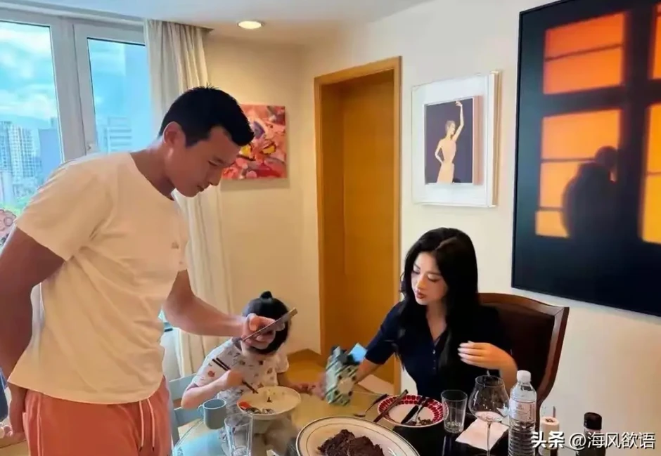 Chi tiết "lạ" trong bức ảnh ăn cơm của Chu Châu khiến dân mạng xuýt xoa khen: Cả nhà hạnh phúc, khéo dạy con! Chi tiết "lạ" trong bức ảnh ăn cơm của Chu Châu khiến dân mạng xuýt xoa khen: Cả nhà hạnh phúc, khéo dạy con!