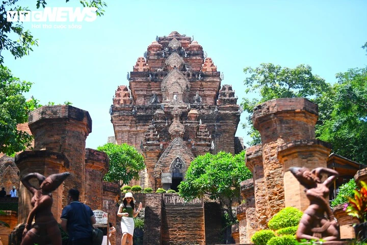 Chiêm ngưỡng kiến trúc độc đáo của di tích ngàn năm tuổi ở Khánh Hoà Chiêm ngưỡng kiến trúc độc đáo của di tích ngàn năm tuổi ở Khánh Hoà