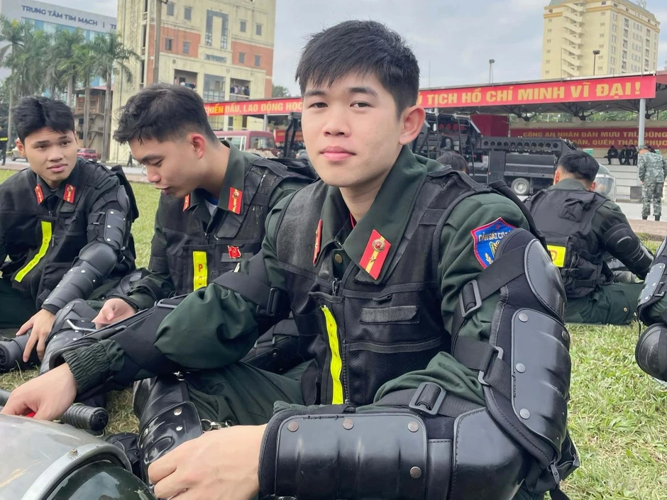 Chiến sĩ Công an Hà Nội hóa thân thành vũ công ở hội thao gây sốt Chiến sĩ Công an Hà Nội hóa thân thành vũ công ở hội thao gây sốt