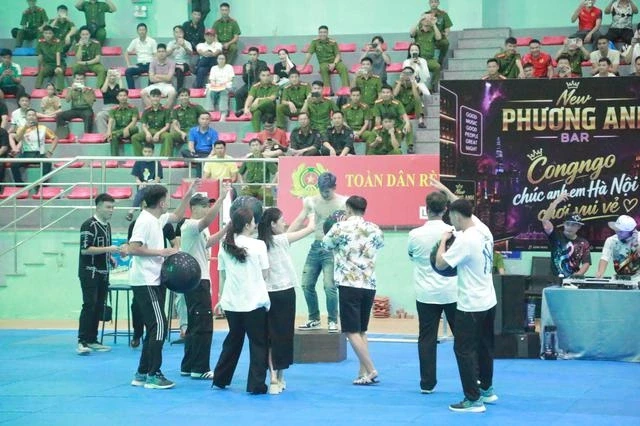 Chiến sĩ Công an Hà Nội hóa thân thành vũ công ở hội thao gây sốt Chiến sĩ Công an Hà Nội hóa thân thành vũ công ở hội thao gây sốt