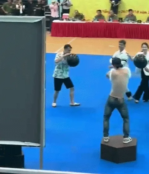 Chiến sĩ Công an Hà Nội hóa thân thành vũ công ở hội thao gây sốt Chiến sĩ Công an Hà Nội hóa thân thành vũ công ở hội thao gây sốt