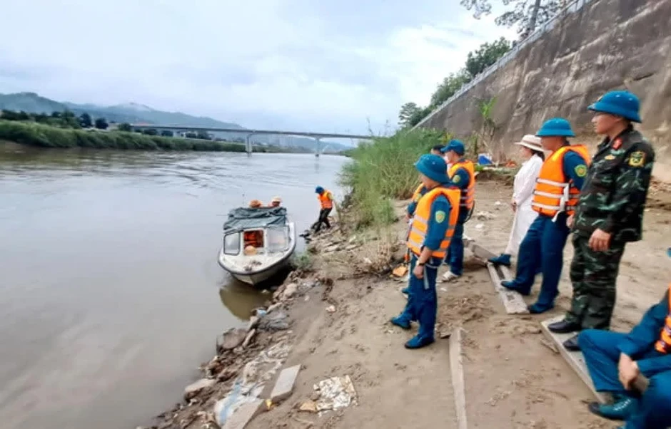 Chìm thuyền trên sông Hồng, một kiểm lâm viên mất tích Chìm thuyền trên sông Hồng, một kiểm lâm viên mất tích