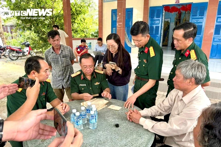 Chính ủy Bộ Tư lệnh TP.HCM đến tận nhà xác minh thân nhân liệt sĩ Huỳnh Văn Quên Chính ủy Bộ Tư lệnh TP.HCM đến tận nhà xác minh thân nhân liệt sĩ Huỳnh Văn Quên