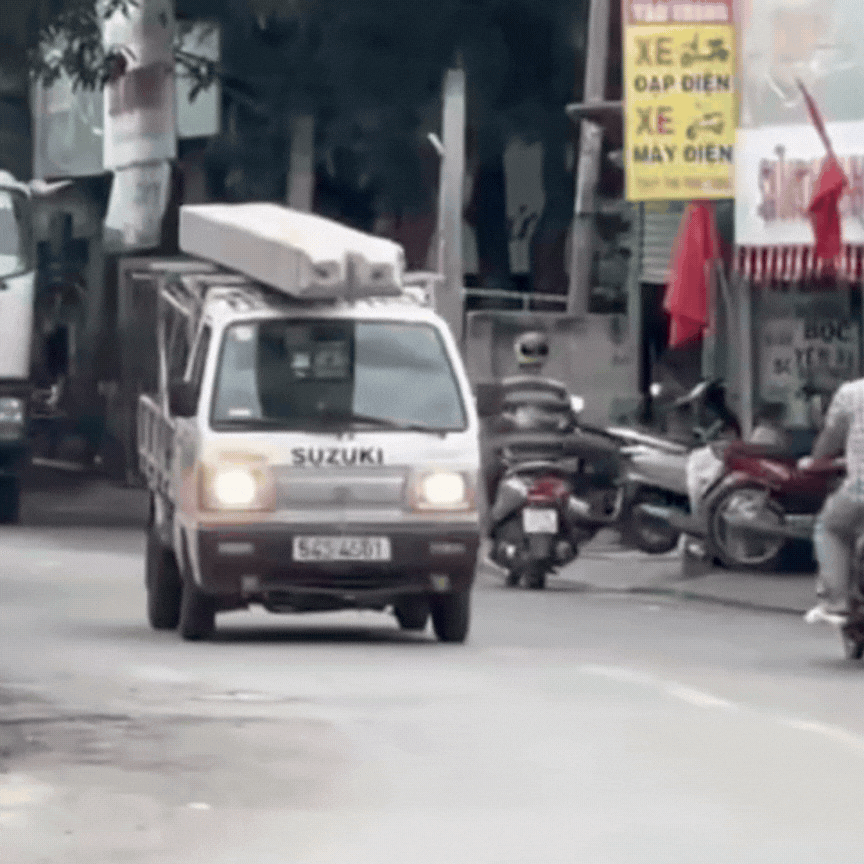 Chở 2 cọc bê tông 600 kg trên nóc xe tải, tài xế và chủ xe cùng bị phạt