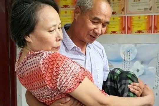 Chồng 2 thập kỷ không giấc ngủ trọn vẹn để thực hiện lời hứa ngày cưới Chồng 2 thập kỷ không giấc ngủ trọn vẹn để thực hiện lời hứa ngày cưới