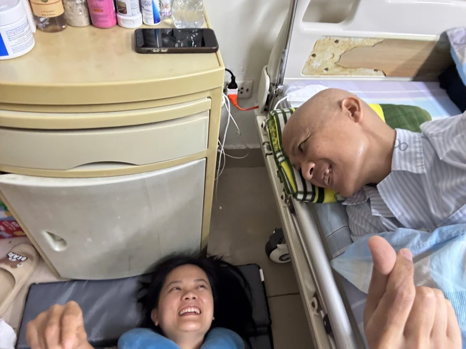 Chồng bị ung thư máu, vợ 7 năm 'nửa bước không rời' Chồng bị ung thư máu, vợ 7 năm 'nửa bước không rời'