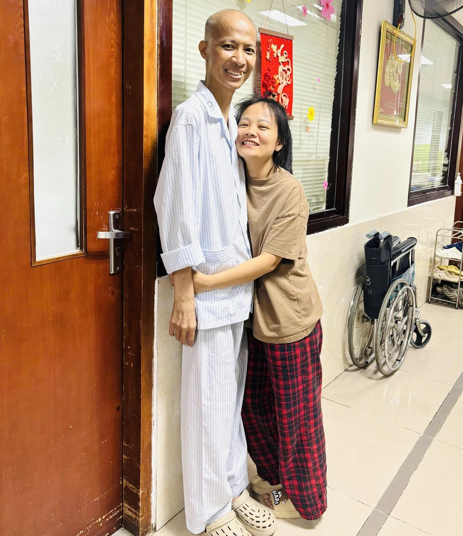Chồng bị ung thư máu, vợ 7 năm 'nửa bước không rời' Chồng bị ung thư máu, vợ 7 năm 'nửa bước không rời'
