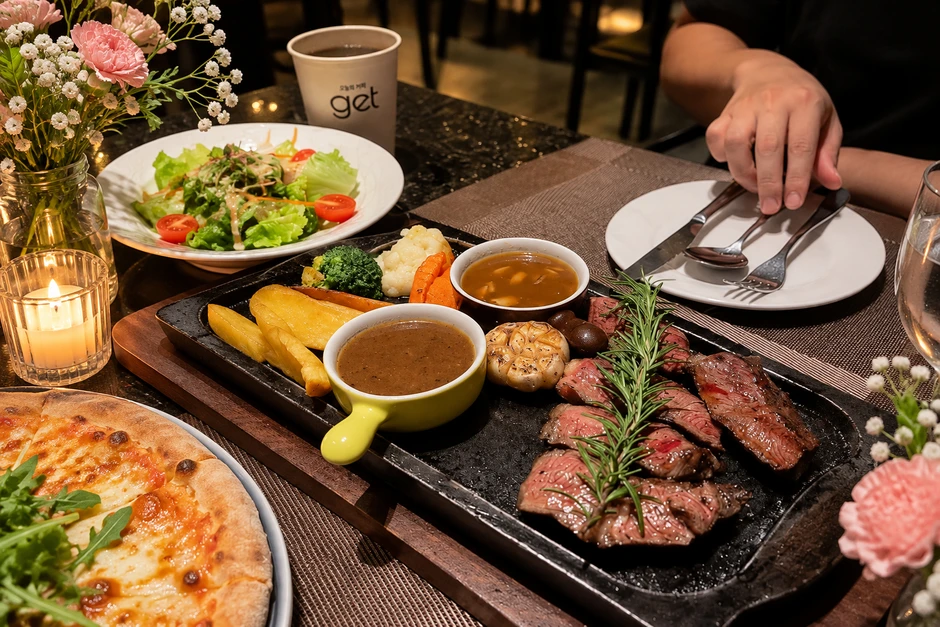 Chồng đặt nhà hàng để kỉ niệm ngày cưới, mỗi món bê ra làm tôi uất nghẹn, nhìn rõ người đàn ông trước mặt
