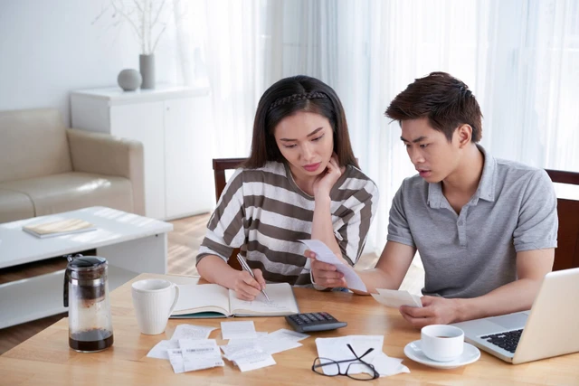 Chồng đưa mẹ giữ hộ tiền suốt nhiều năm, đến khi tôi muốn "quy về một mối", mẹ chồng phản ứng dữ dội khiến tôi thấy bất thường Chồng đưa mẹ giữ hộ tiền suốt nhiều năm, đến khi tôi muốn "quy về một mối", mẹ chồng phản ứng dữ dội khiến tôi thấy bất thường