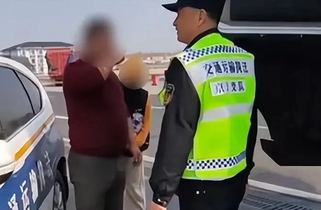Chồng lái xe đi hàng chục km mới phát hiện 'bỏ quên' vợ ở trạm dừng nghỉ Chồng lái xe đi hàng chục km mới phát hiện 'bỏ quên' vợ ở trạm dừng nghỉ