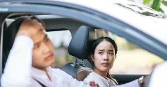 Chồng mua ô tô 7 chỗ sang xịn để vợ con đỡ khổ, 2 năm sau vợ đòi bán gấp: Lý do nằm ở những ngày mưa