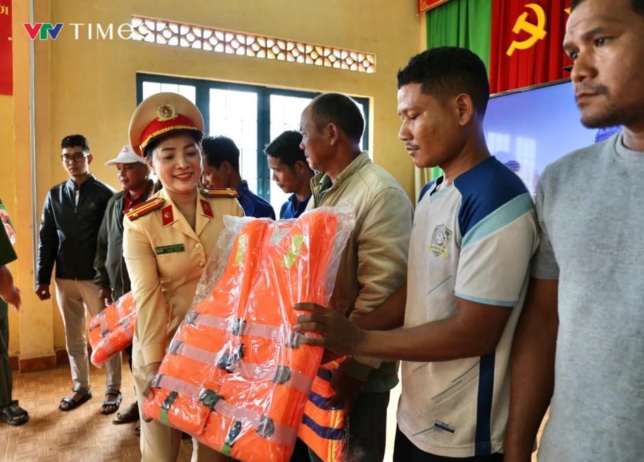 Chủ động bảo vệ người mưu sinh trên sông nước mùa mưa bão Chủ động bảo vệ người mưu sinh trên sông nước mùa mưa bão