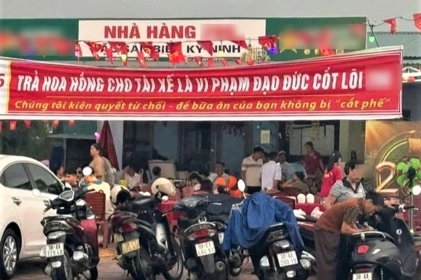 Chủ nhà hàng treo băng rôn từ chối trả hoa hồng tài xế vì "vi phạm đạo đức" Chủ nhà hàng treo băng rôn từ chối trả hoa hồng tài xế vì "vi phạm đạo đức"