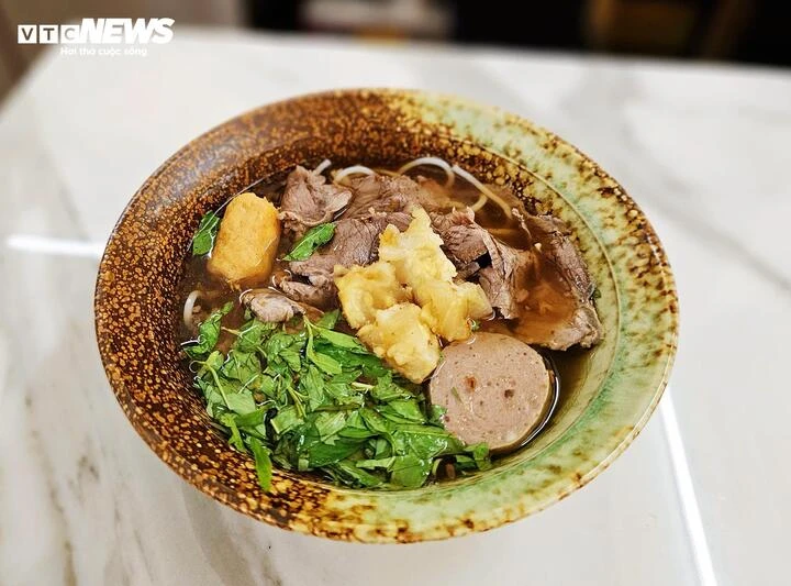 Chủ quán bún bò ‘gây sốt’ với tấm bảng lạ giữa lúc bão giá Chủ quán bún bò ‘gây sốt’ với tấm bảng lạ giữa lúc bão giá