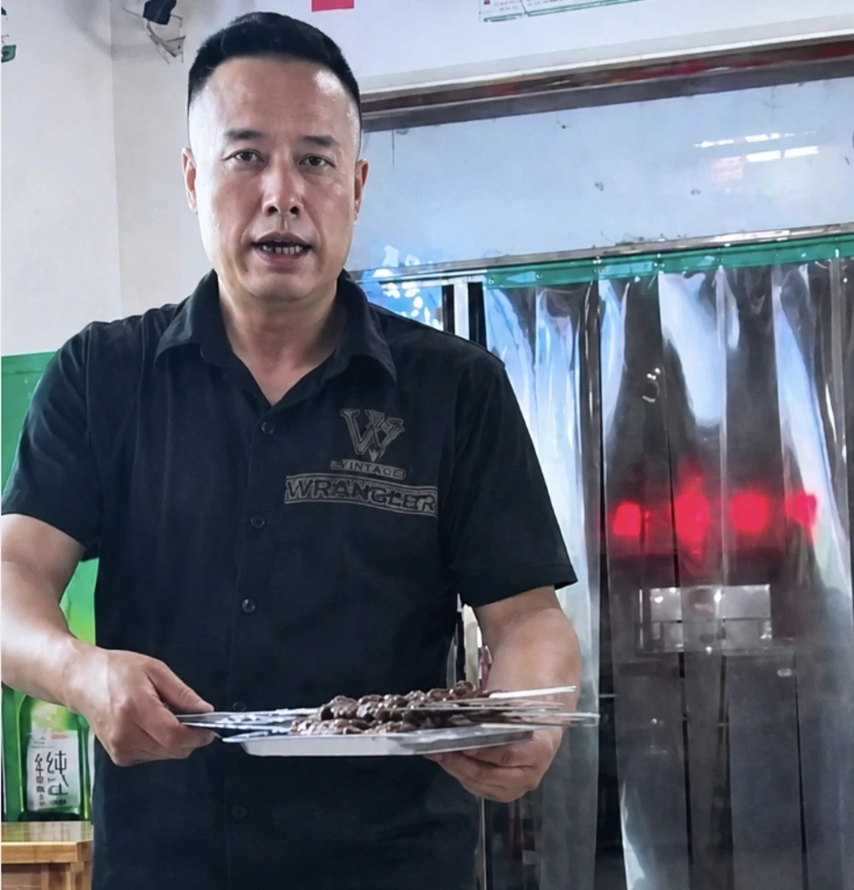Chủ quán thịt nướng đắt khách nhờ khuôn mặt giống Elon Musk Chủ quán thịt nướng đắt khách nhờ khuôn mặt giống Elon Musk