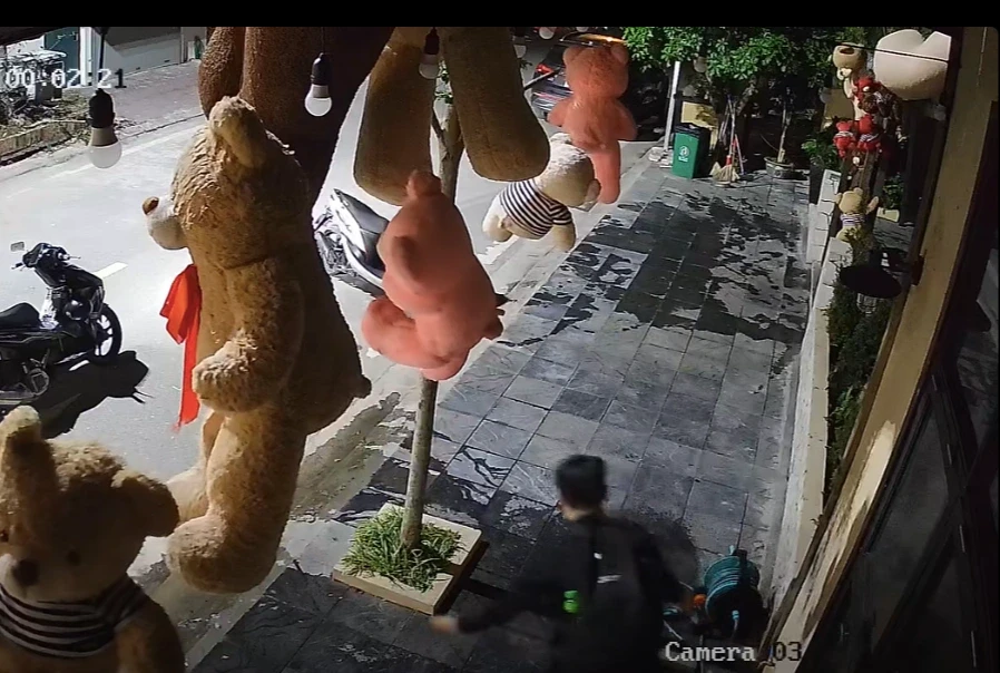 Chủ quán trà sữa người Trung Quốc tìm chàng trai Việt khóa vòi nước giữa đêm Chủ quán trà sữa người Trung Quốc tìm chàng trai Việt khóa vòi nước giữa đêm