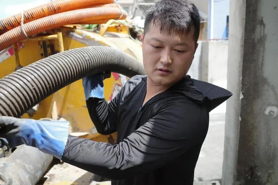 Chú rể dùng 9 xe hút chất thải rước dâu, gây sốt mạng Trung Quốc Chú rể dùng 9 xe hút chất thải rước dâu, gây sốt mạng Trung Quốc