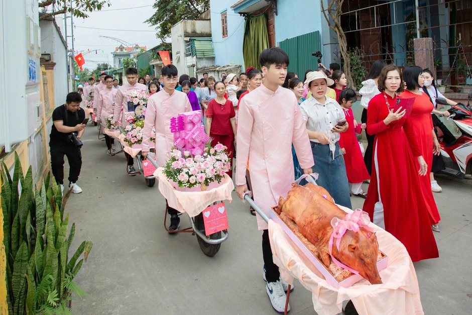 Chú rể dùng 9 xe rùa chở sính lễ đến nhà gái trong ngày ăn hỏi Chú rể dùng 9 xe rùa chở sính lễ đến nhà gái trong ngày ăn hỏi
