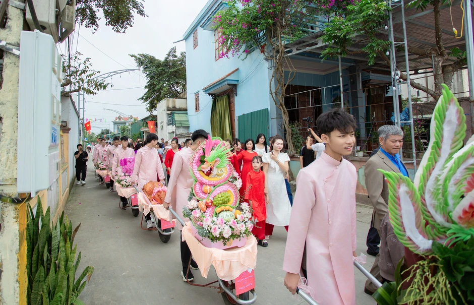 Chú rể dùng 9 xe rùa chở sính lễ đến nhà gái trong ngày ăn hỏi Chú rể dùng 9 xe rùa chở sính lễ đến nhà gái trong ngày ăn hỏi