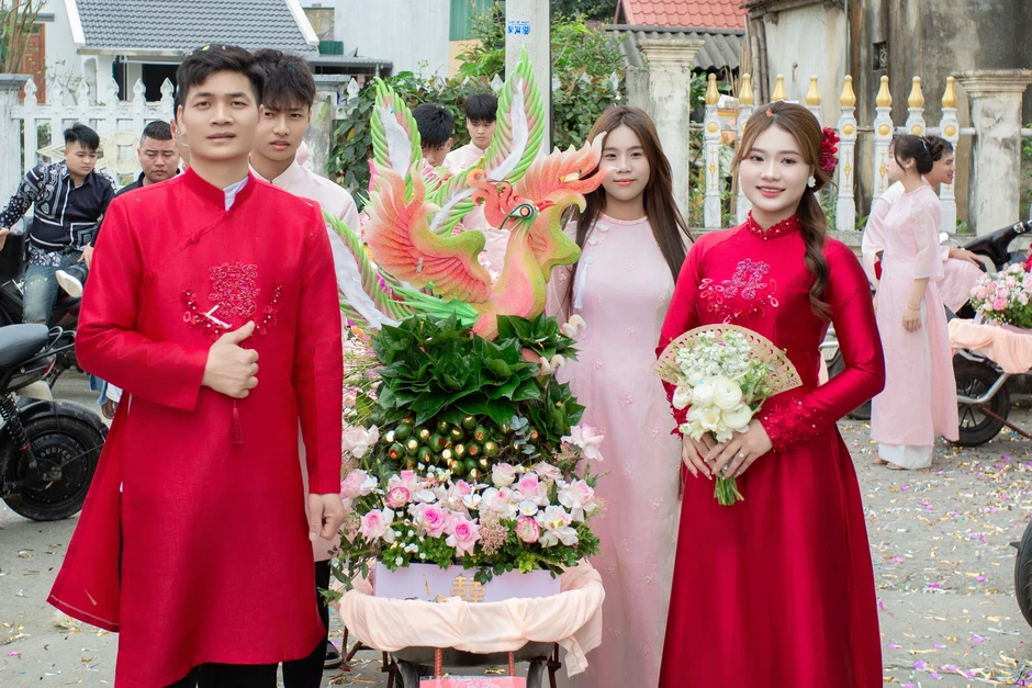 Chú rể dùng 9 xe rùa chở sính lễ đến nhà gái trong ngày ăn hỏi Chú rể dùng 9 xe rùa chở sính lễ đến nhà gái trong ngày ăn hỏi