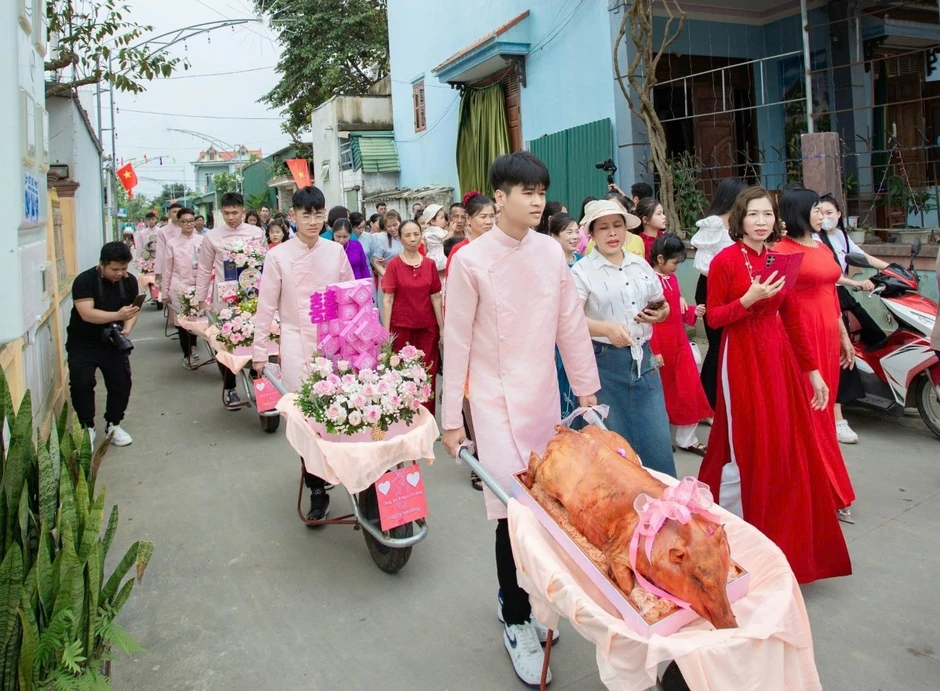 Chú rể dùng 9 xe rùa chở sính lễ sang hỏi vợ... nhà hàng xóm Chú rể dùng 9 xe rùa chở sính lễ sang hỏi vợ... nhà hàng xóm