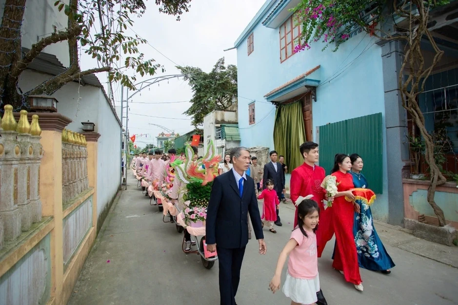 Chú rể dùng 9 xe rùa chở sính lễ sang hỏi vợ... nhà hàng xóm Chú rể dùng 9 xe rùa chở sính lễ sang hỏi vợ... nhà hàng xóm