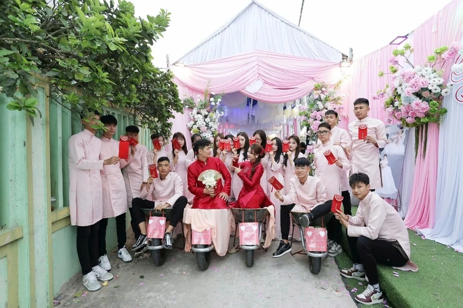 Chú rể dùng 9 xe rùa chở sính lễ sang hỏi vợ... nhà hàng xóm Chú rể dùng 9 xe rùa chở sính lễ sang hỏi vợ... nhà hàng xóm