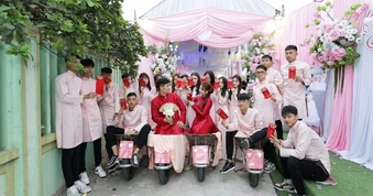 Chú rể dùng 9 xe rùa chở sính lễ sang hỏi vợ... nhà hàng xóm
