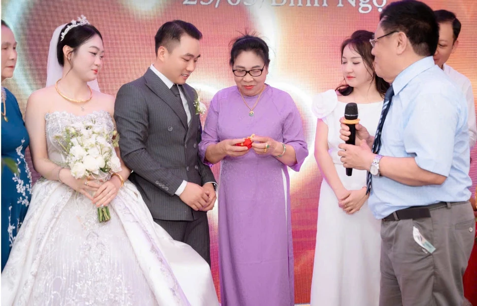 Chú rể Ninh Bình bật khóc nhận món quà bí mật cha quá cố gửi 26 năm trước Chú rể Ninh Bình bật khóc nhận món quà bí mật cha quá cố gửi 26 năm trước