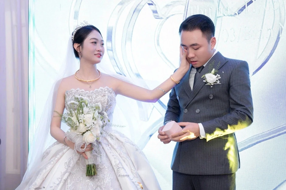 Chú rể Ninh Bình bật khóc nhận món quà bí mật cha quá cố gửi 26 năm trước Chú rể Ninh Bình bật khóc nhận món quà bí mật cha quá cố gửi 26 năm trước