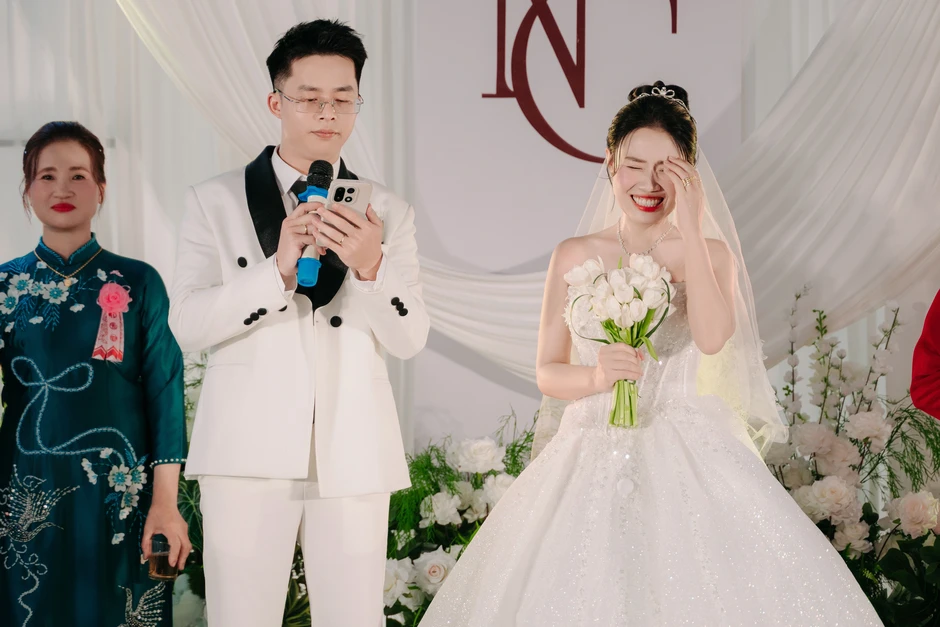 Chú rể Trung Quốc phát biểu bằng tiếng Việt, cả hôn trường cười nghiêng ngả Chú rể Trung Quốc phát biểu bằng tiếng Việt, cả hôn trường cười nghiêng ngả