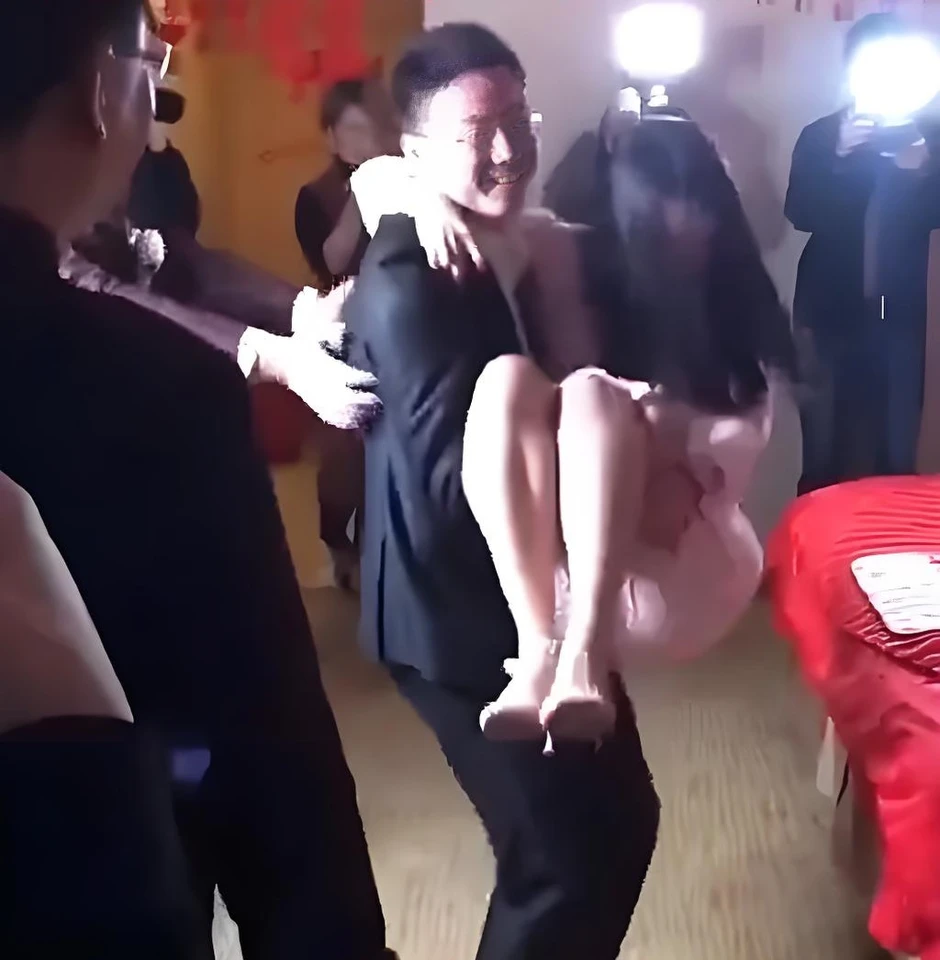 Chú rể vô tư bế thốc phù dâu trong lễ cưới, vẻ mặt của cô dâu khiến ai cũng hiểu: "To chuyện rồi"