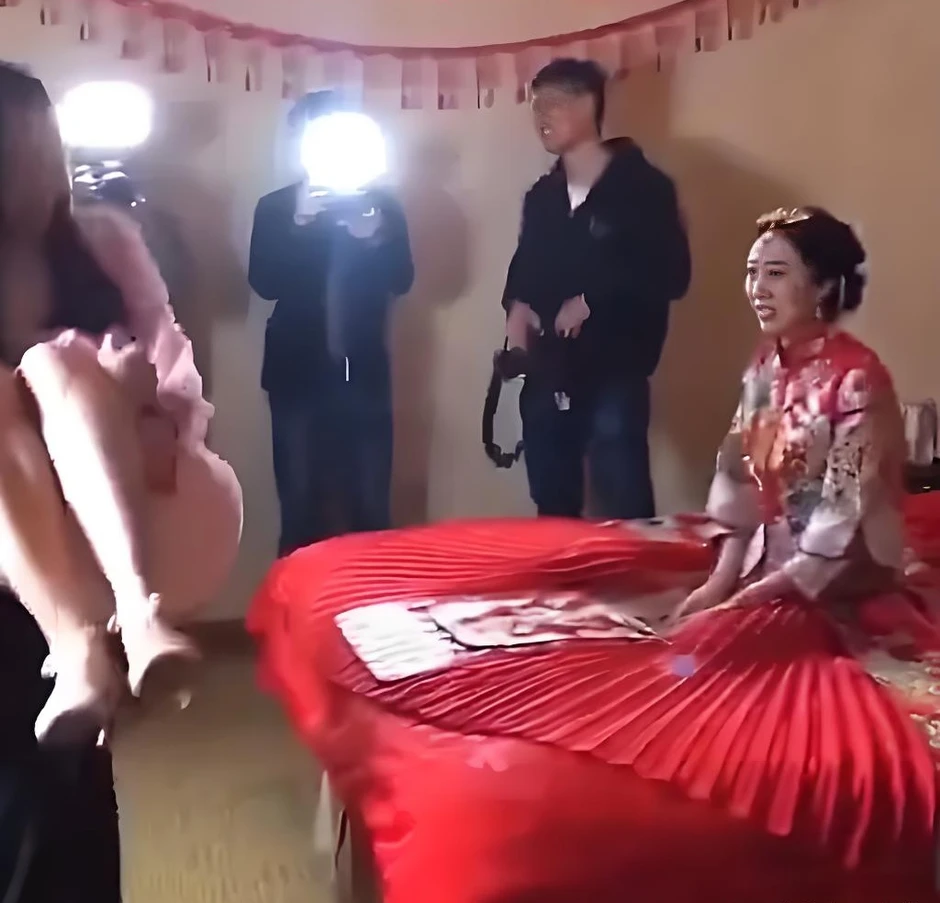 Chú rể vô tư bế thốc phù dâu trong lễ cưới, vẻ mặt của cô dâu khiến ai cũng hiểu: "To chuyện rồi"