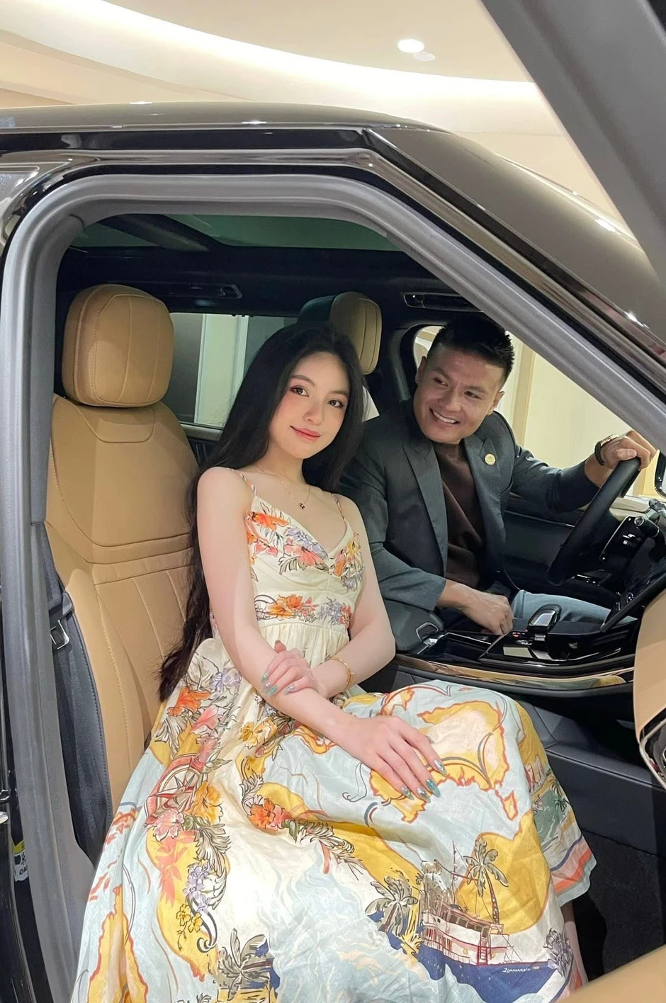 Chu Thanh Huyền đeo trang sức hơn 1 tỷ đi cổ vũ, đêm về livestream bán hàng tới 2h sáng: Quang Hải được khen “chọn đúng người” Chu Thanh Huyền đeo trang sức hơn 1 tỷ đi cổ vũ, đêm về livestream bán hàng tới 2h sáng: Quang Hải được khen “chọn đúng người”