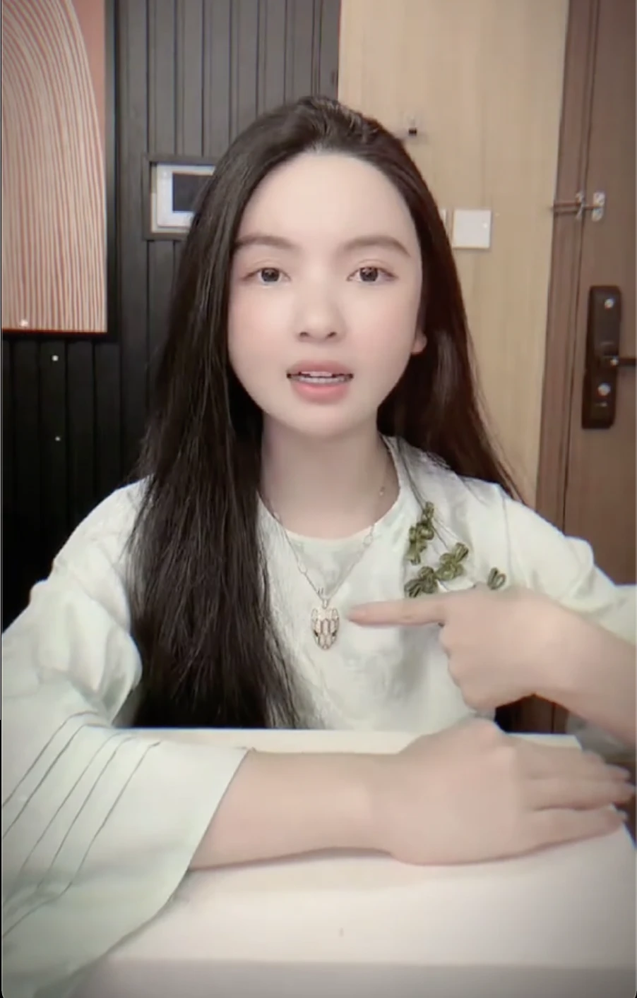 Chu Thanh Huyền đeo trang sức hơn 1 tỷ đi cổ vũ, đêm về livestream bán hàng tới 2h sáng: Quang Hải được khen “chọn đúng người” Chu Thanh Huyền đeo trang sức hơn 1 tỷ đi cổ vũ, đêm về livestream bán hàng tới 2h sáng: Quang Hải được khen “chọn đúng người”