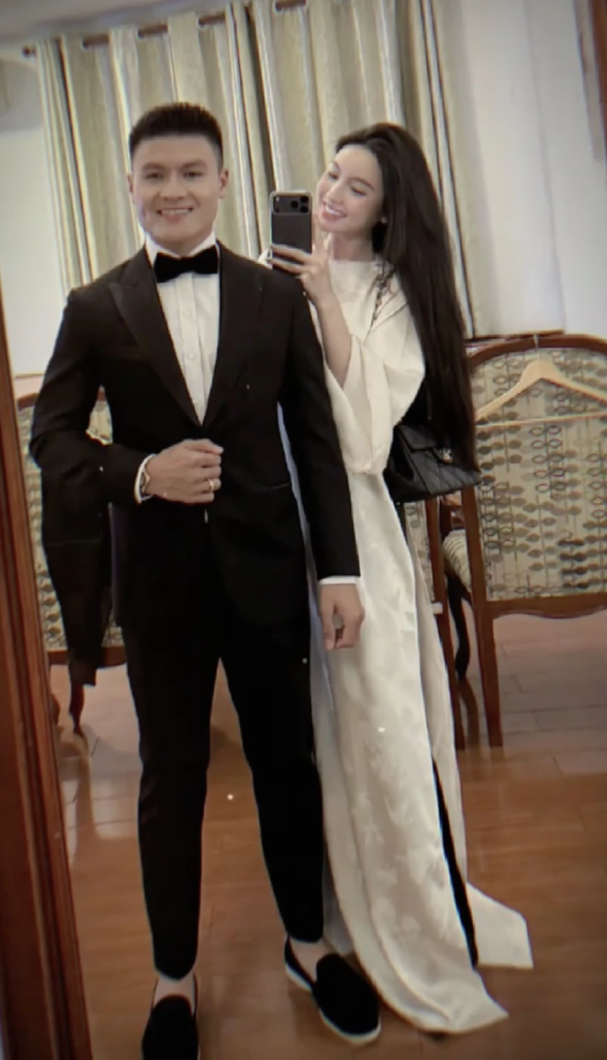 Chu Thanh Huyền đeo trang sức hơn 1 tỷ đi cổ vũ, đêm về livestream bán hàng tới 2h sáng: Quang Hải được khen “chọn đúng người” Chu Thanh Huyền đeo trang sức hơn 1 tỷ đi cổ vũ, đêm về livestream bán hàng tới 2h sáng: Quang Hải được khen “chọn đúng người”