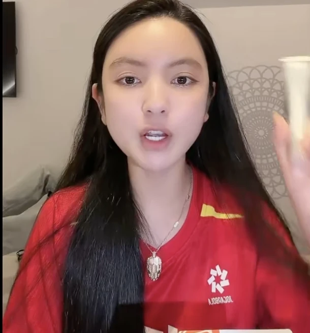 Chu Thanh Huyền đeo trang sức hơn 1 tỷ đi cổ vũ, đêm về livestream bán hàng tới 2h sáng: Quang Hải được khen “chọn đúng người” Chu Thanh Huyền đeo trang sức hơn 1 tỷ đi cổ vũ, đêm về livestream bán hàng tới 2h sáng: Quang Hải được khen “chọn đúng người”