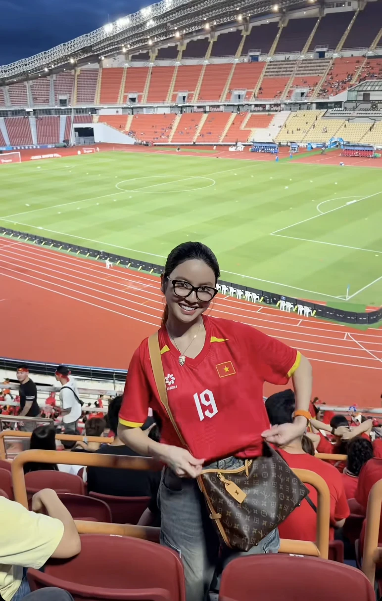 Chu Thanh Huyền đeo trang sức hơn 1 tỷ đi cổ vũ, đêm về livestream bán hàng tới 2h sáng: Quang Hải được khen “chọn đúng người” Chu Thanh Huyền đeo trang sức hơn 1 tỷ đi cổ vũ, đêm về livestream bán hàng tới 2h sáng: Quang Hải được khen “chọn đúng người”