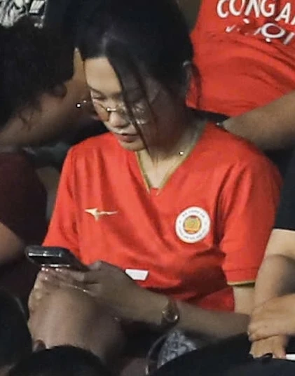 Chu Thanh Huyền đọ sắc với Doãn Hải My trên khán đài Hàng Đẫy, 2 nàng WAG lộ rõ vẻ không vui Chu Thanh Huyền đọ sắc với Doãn Hải My trên khán đài Hàng Đẫy, 2 nàng WAG lộ rõ vẻ không vui